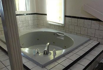 Econo Lodge Norwalk Bagian luar foto