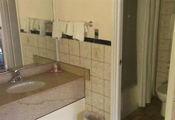 Econo Lodge Norwalk Bagian luar foto