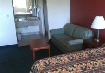 Econo Lodge Norwalk Bagian luar foto