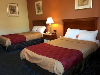 Econo Lodge Norwalk Bagian luar foto