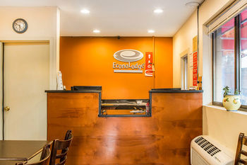 Econo Lodge Norwalk Bagian luar foto