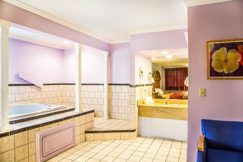 Econo Lodge Norwalk Bagian luar foto