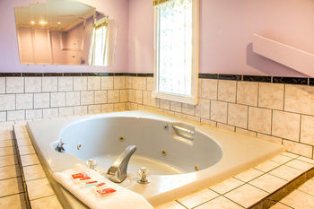 Econo Lodge Norwalk Bagian luar foto