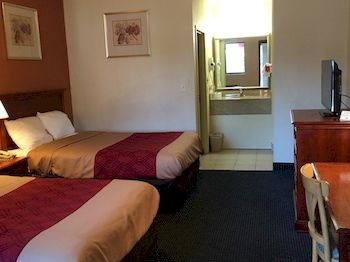 Econo Lodge Norwalk Bagian luar foto