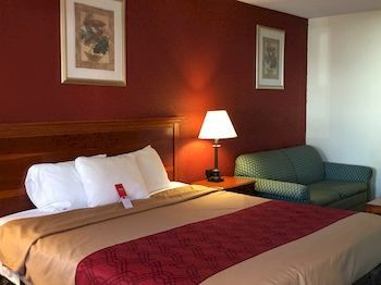 Econo Lodge Norwalk Bagian luar foto