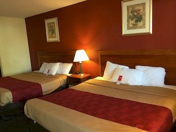 Econo Lodge Norwalk Bagian luar foto
