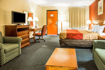Econo Lodge Norwalk Bagian luar foto