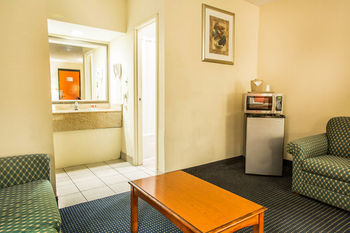 Econo Lodge Norwalk Bagian luar foto