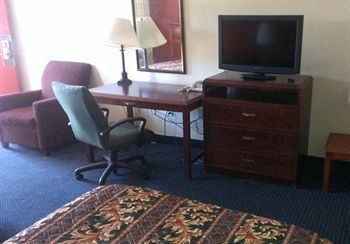 Econo Lodge Norwalk Bagian luar foto