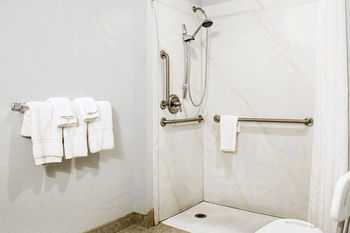 Econo Lodge Norwalk Bagian luar foto