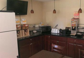 Econo Lodge Norwalk Bagian luar foto