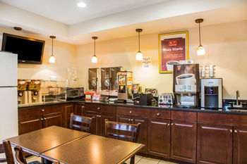 Econo Lodge Norwalk Bagian luar foto