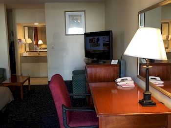 Econo Lodge Norwalk Bagian luar foto